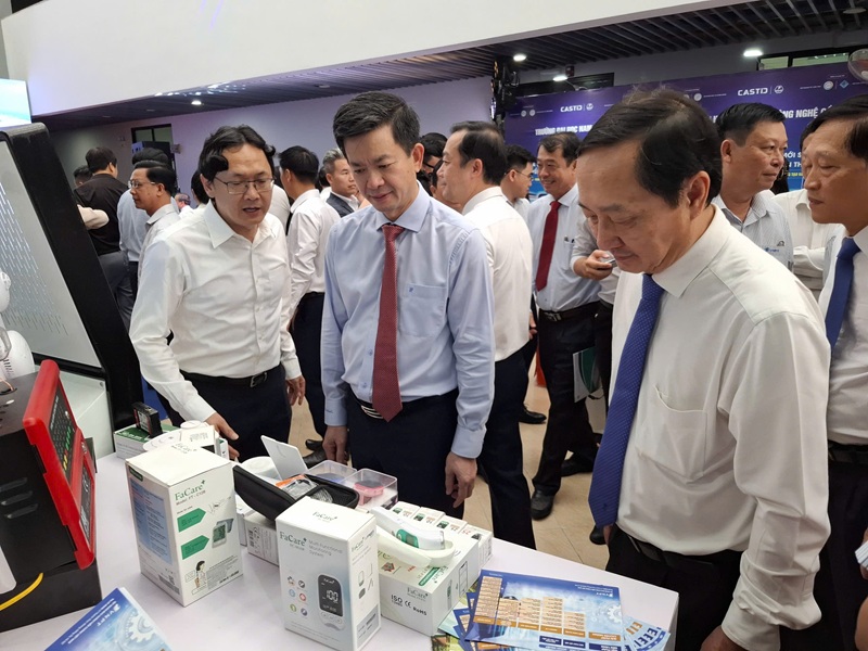 Các đại biểu tham quan không gian Triển lãm Khoa học công nghệ, đổi mới sáng tạo và chuyển đổi số năm 2025